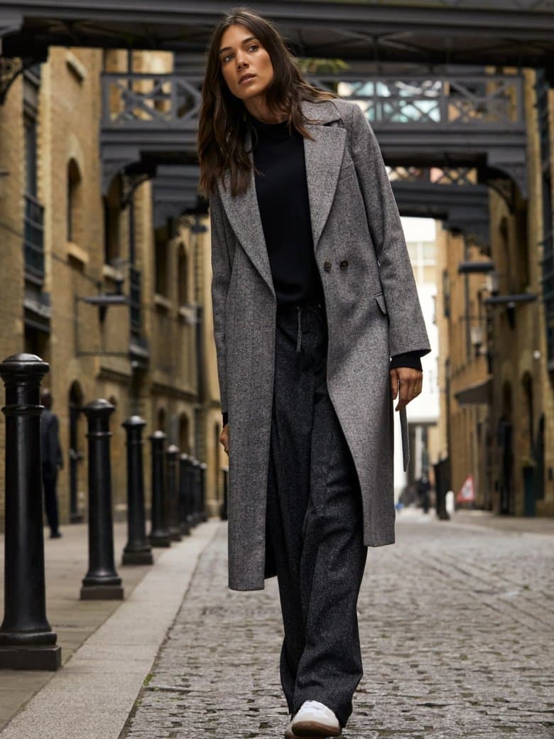 Woman wearing a Baukjen coat on the street
